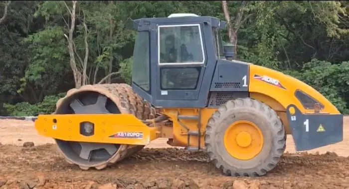 Rolo Compactador XCMG XS120 PD ano 2009 com Pata de Carneiro, 4.770 horas, em SP