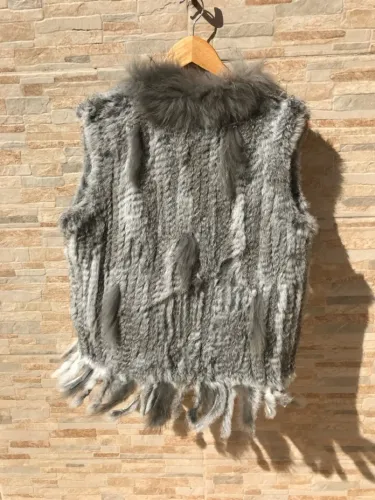 Colete de pele cinza com detalhes em franja