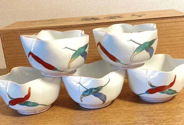 Conjunto de lindas tigelas de porcelana ( NOVA)