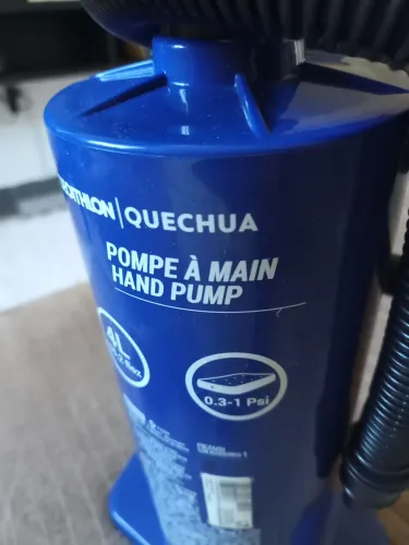 Bomba de ar manual Quechua para inflar colchões e outros