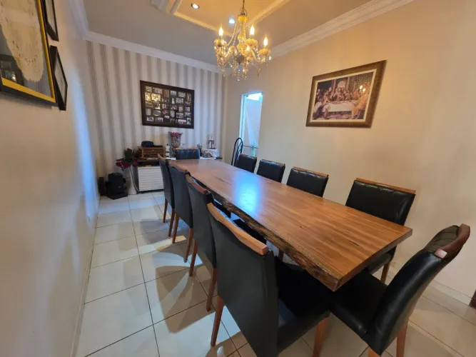 Mesa de Jantar em Madeira Maciça e cadeiras mesas com diversos tamanhos.