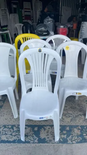 Mesas e cadeiras novas e resistente