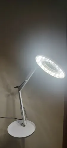 Lupa com luz Led com bandeja e rodinhas