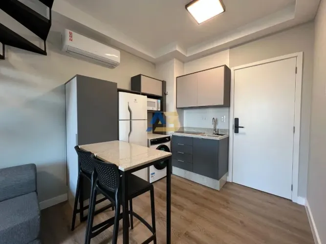 Studio Mobiliado 45m² para alugar em Condomínio no Centro de Curitiba | R$ 3.500