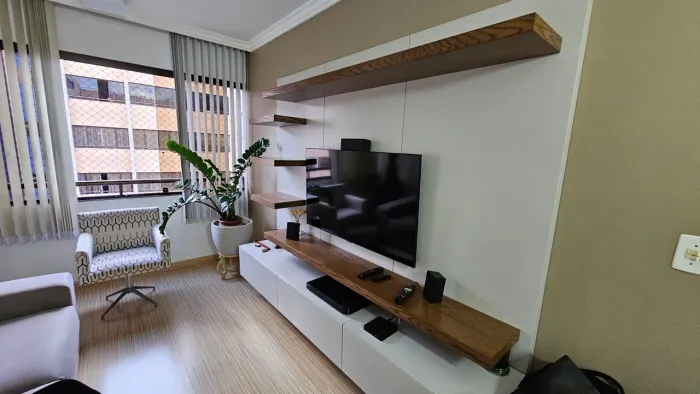 RACK COM 3 GAVETAS  , TRES PAINÉIS MEDINDO 2,40 por 2,10 de Alt.  Fabricação PRIMA LINEA