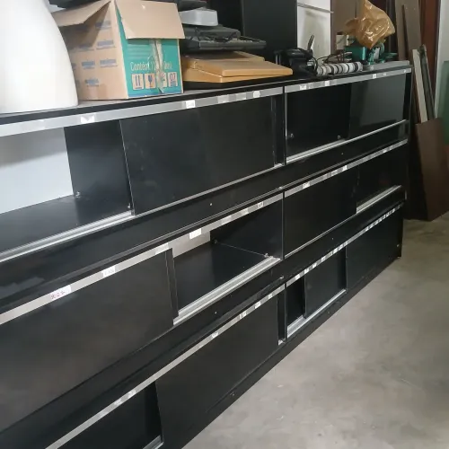 Prateleiras fechadas.