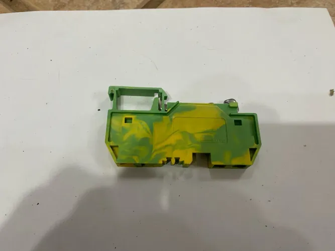 Conector de passagem para trilho DIN