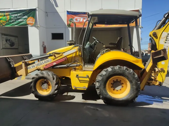 Retroescavadeira New Holland - Amarela