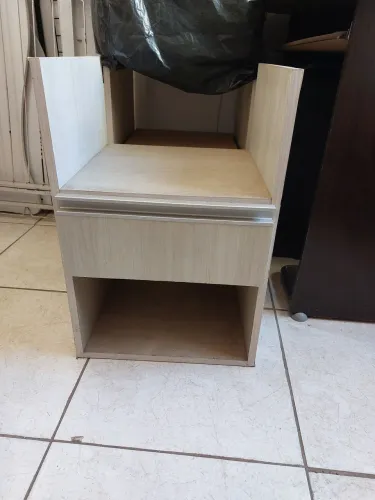 Mesa de cabeceira com gaveta e nicho