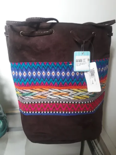 Bolsa boho chic com detalhes vibrantes