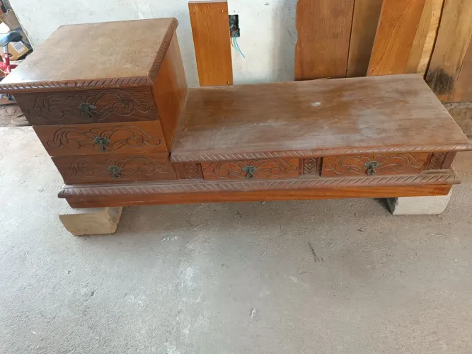 Móvel de Madeira com Gavetas e Detalhes Entalhados