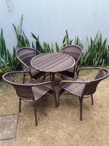 Conjunto de mesa e cadeiras para área externa