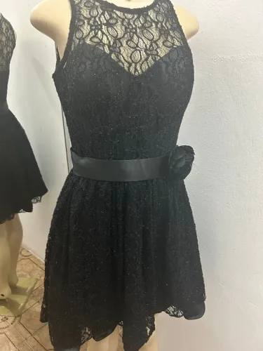 Vestido Preto de Renda com Detalhe Floral
