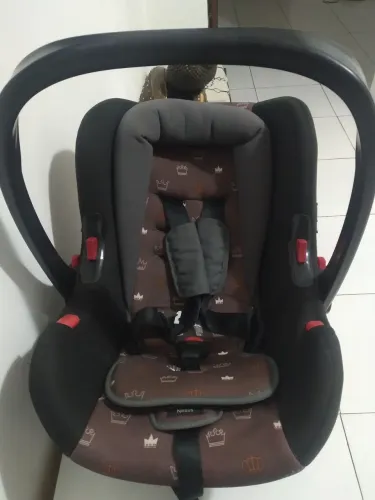 Combo Bebê conforto, acento de carro e cadeira de alimentação. 