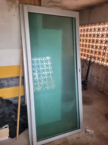 Um par de portas vidro temperado verde com moldura aluminioalta qualidade