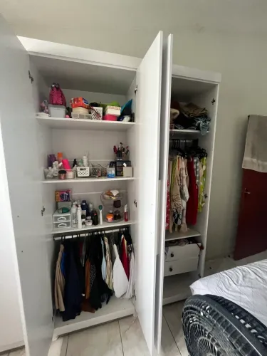 Vendo guarda-roupa casal 6 portas e 4 gavetas seminovo