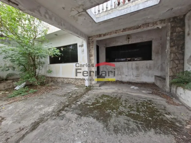 Terreno à venda na Avenida Casa Verde, com uma casa antiga. 2 frentes