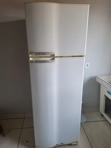 Geladeira Branca em Ótimo Estado - Funcionando Perfeitamente