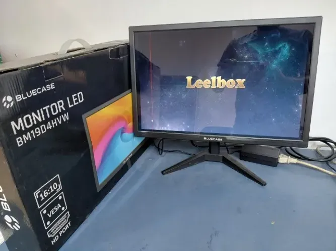 Monitor Novo 19 Saída Hdmi e Vga Completo na Caixa Porem tem uma Linha Finíssima