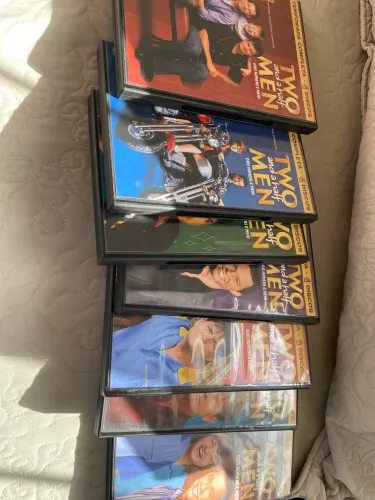 Uma coleção DVDS da série Two and a half nem várias temporadas do 1 ao 7