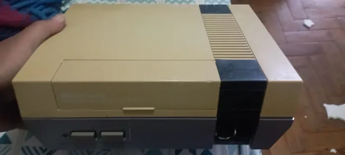 **PraSair** Nintendinho 8 bit c/ defeito + conector de cartucho extra (não liga) p/ peças