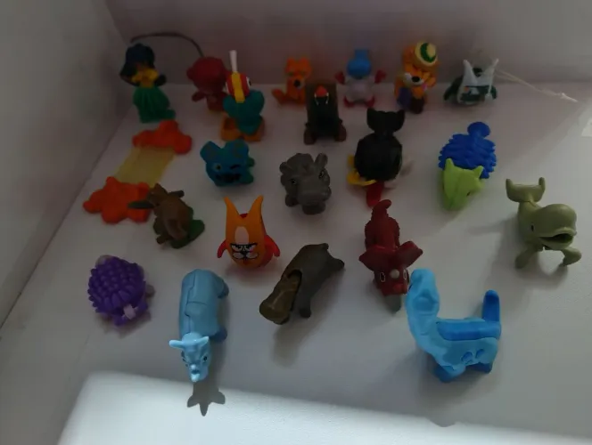 Lote com 21 brinquedos Kinder Ovo/Kinder Joy