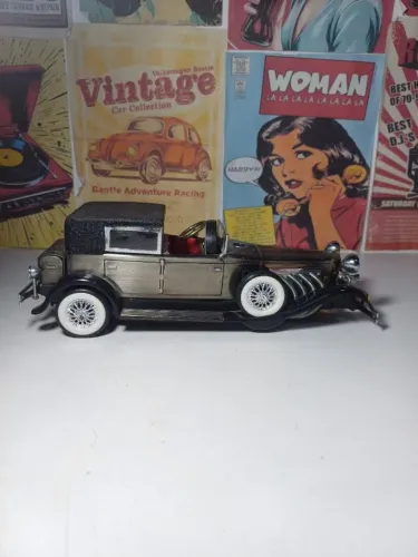 rádio AM , modelo Duesenberg 1934 Town Car. VENDENDO NO ESTADO SEM TESTE