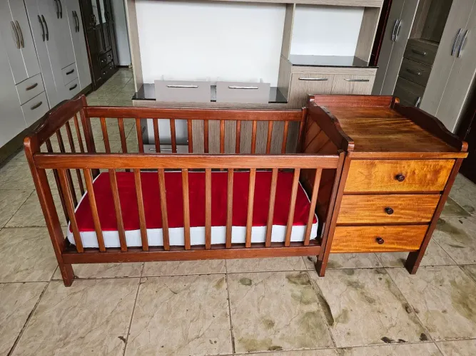 Berço de macacauba colchão dupla face 