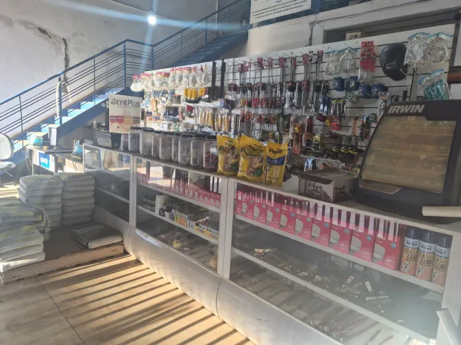 Vende  FERRAGISTA 