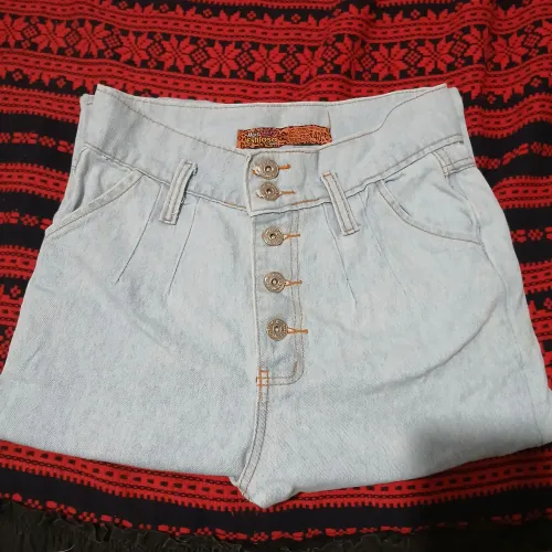 Calça jeans clara.