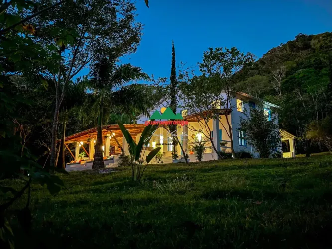 Sítio com decoração japonesa, possuindo casa principal de 520m² com 05 amplas su