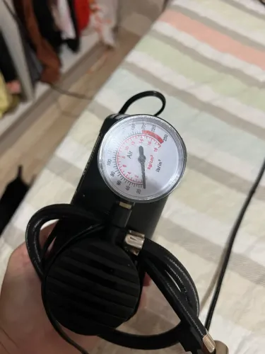 Esse é um compressor de ar portátil Kala