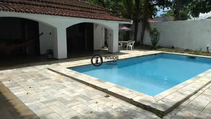 Casa com piscina praia da enseada