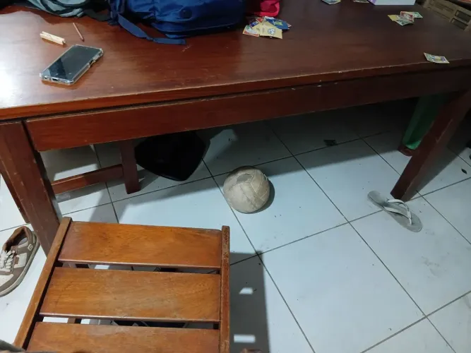 Mesa de madeira pra 6 cadeiras