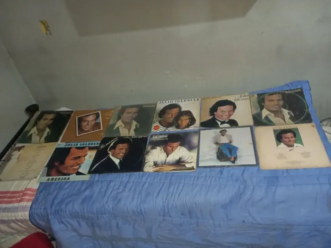 Coleção discos de vinil Julio Iglesias com 12 discos