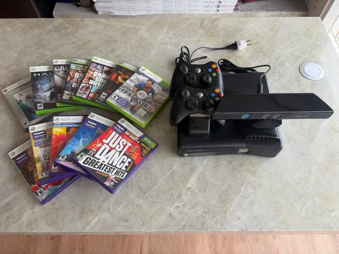 Microsoft Xbox 360 c/ Kinect, 2 controles e 12 jogos