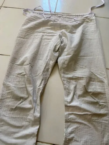estou vendendo Kimono a3 em perfeito estado, serve para quem usa a2 tbm.