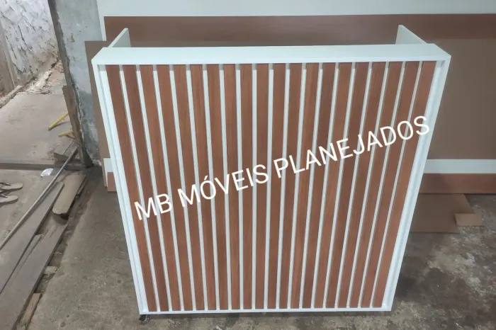Balcão com ripado amadeirado 100% MDF branco