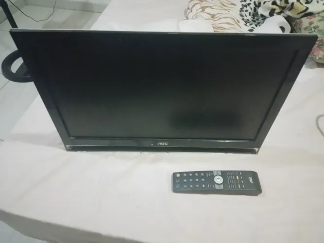 Televisão com controle , para consertar ou retirar peças