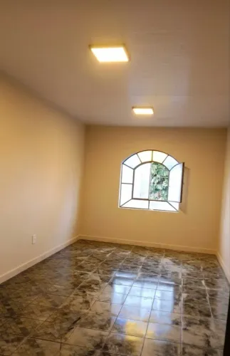 Oportunidade no São Salvador: Casa de 1 Quarto com Garagem Recém-Reformada!