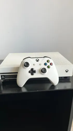 Xbox One S 500gb + 01 Controle Com Bateria Recarregável + 8 Jogos