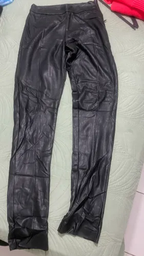 Calça de couro fake com zíper lateral