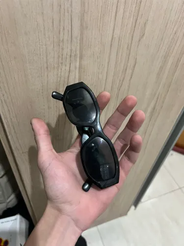 Óculos preto Versace original. Poucas marcas de uso na lente e hastes.