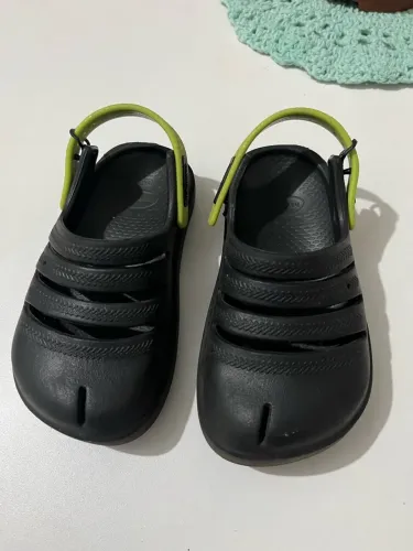 Crocs havaiana
