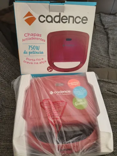 Uma sanduicheira Cadence vermelha
