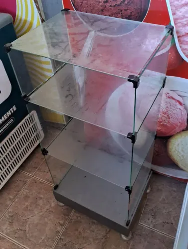 Vitrine de vidro com base de madeira cinza