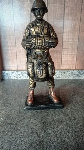 Soldado de bronze indo para guerra 