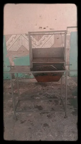 Churrasqueira usada só duas vezes.vendendo por falta de uso