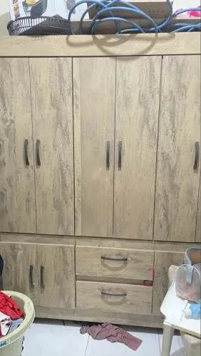 Vendo guarda-roupa bem conservado