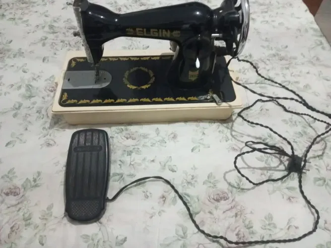 Máquina Elétrica de Costura ( Marca ElGin)i